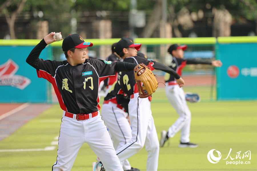 厦门市瑞景小学棒球队队员振臂高挥，练习投球。人民网记者 陈博摄