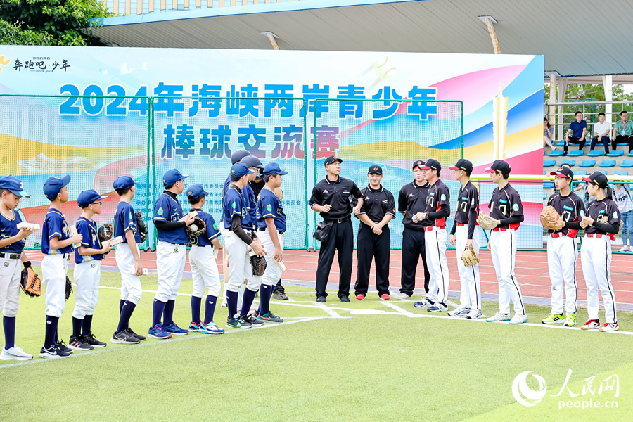 两岸棒球队互赠小礼物。人民网记者 陈博摄