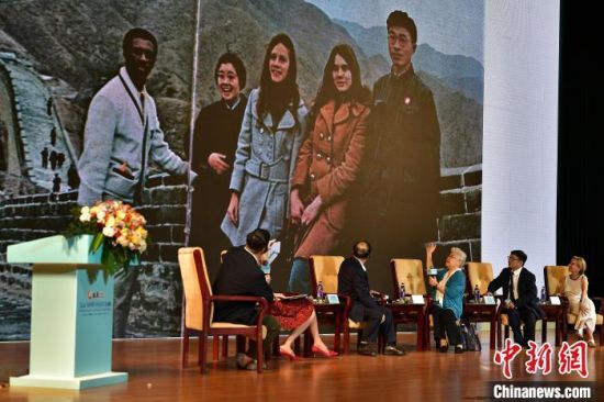 图为中国侨联顾问、原副主席，中美关系亲历者和见证人唐闻生(右三)在活动上分享中美情缘。中新社记者 张斌 摄
