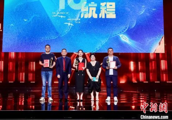 图为晚会颁奖仪式。中新社记者 王东明 摄 