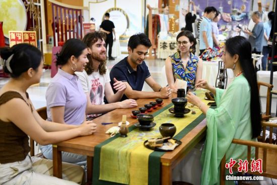 6月26日，福建福州，美国青年体验中国茶文化。中新社记者 王东明 摄 