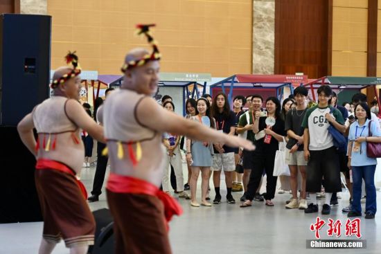6月26日，福建福州，中美青年观看闽南特色民俗拍胸舞。中新社记者 王东明 摄 