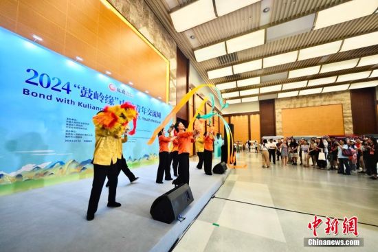 6月26日，福建福州，中美青年观看掌中木偶戏表演。中新社记者 王东明 摄 