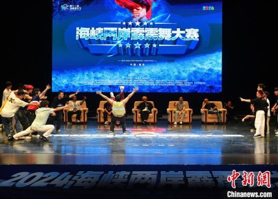 图为选手正在比赛中。中新社记者 吕明 摄