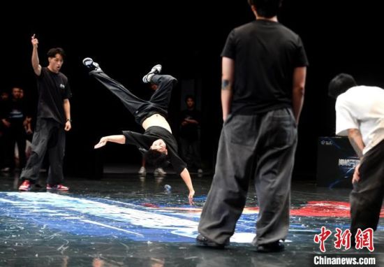 图为选手在成人Breaking霹雳舞男子组2V2决赛中。中新社记者 吕明 摄
