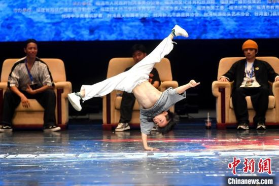 图为选手在少儿Breaking霹雳舞斗舞组决赛中。中新社记者 吕明 摄