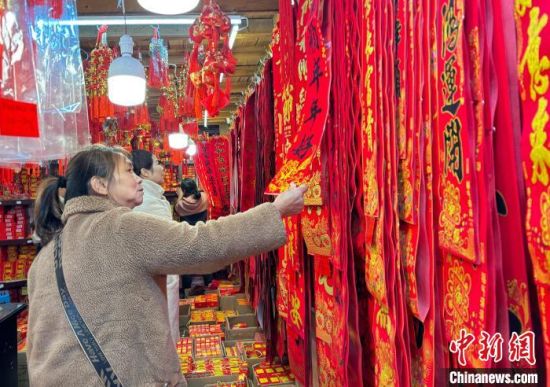 1月8日，福建福州，市民正在选购节日饰品。中新社记者 吕明 摄