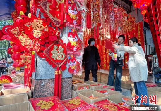 1月8日，福建福州，市民正在选购节日饰品。中新社记者 吕明 摄
