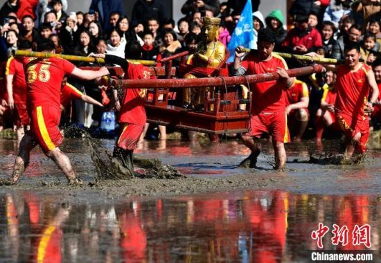 2月9日，时值正月十二，福建省长汀县童坊镇举行传统的“闹春田”民俗活动。中新社记者 张斌 摄