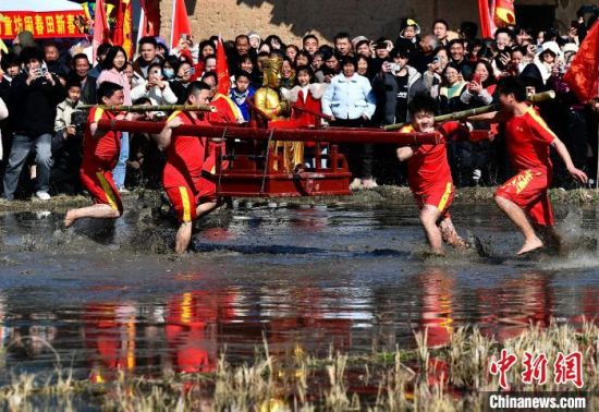 2月9日，时值正月十二，福建省长汀县童坊镇举行传统的“闹春田”民俗活动。中新社记者 张斌 摄