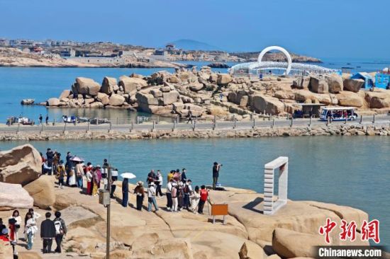 3月1日，游客在福建平潭68海里景区参观游玩。68海里景区，以猴研岛为核心，是中国大陆离台湾岛最近的地方，与台湾新竹南寮渔港相距68海里。中新社记者 王东明 摄