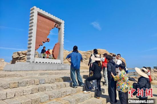 3月1日，福建平潭68海里景区，游客在“两岸同心石”景点参观。68海里景区，以猴研岛为核心，是中国大陆离台湾岛最近的地方，与台湾新竹南寮渔港相距68海里。中新社记者 王东明 摄