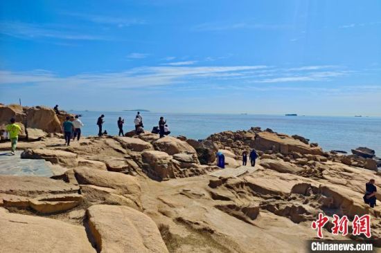 3月1日，游客在福建平潭68海里景区参观游玩。68海里景区，以猴研岛为核心，是中国大陆离台湾岛最近的地方，与台湾新竹南寮渔港相距68海里。中新社记者 王东明 摄