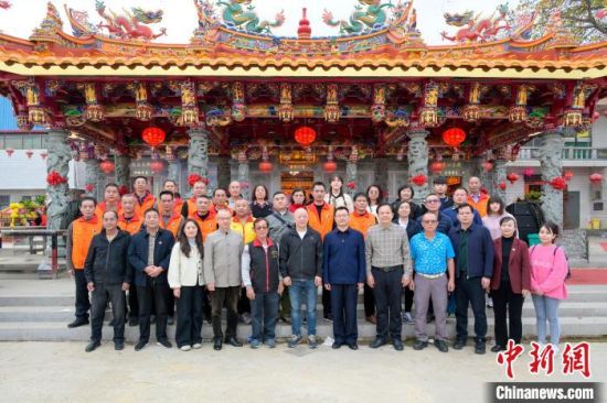 3月7日至10日，台湾彰化县赖氏宗亲会一行20多人赴祖籍地福建平和寻根谒祖，图为一行人合影留念。(漳州市平和县委台办 供图)