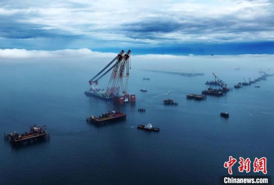 图为首个预制墩台吊装现场。(无人机照片)中新社发 中交二航局 供图