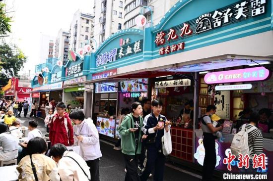 4月4日，清明假期第一天，“台湾‘食’光 达明潮吃节”活动正在福州举行，丰富多样的台湾小吃、饮品摊位汇聚一堂，吸引众多市民游客打卡寻味。中新社记者 张斌 摄