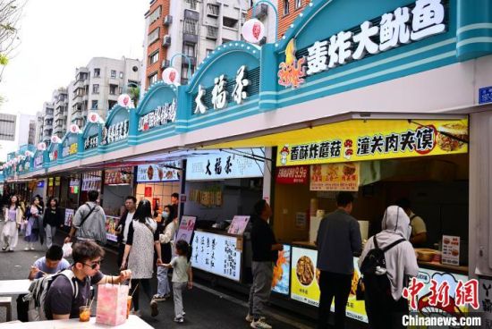 4月4日，清明假期第一天，“台湾‘食’光 达明潮吃节”活动正在福州举行，丰富多样的台湾小吃、饮品摊位汇聚一堂，吸引众多市民游客打卡寻味。中新社记者 张斌 摄