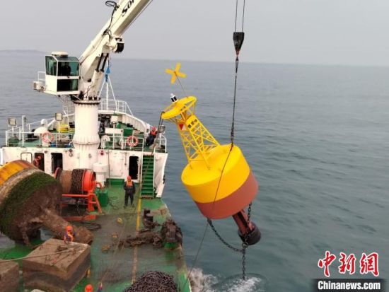福州航标处更新平潭海峡公铁两用大桥水域部分航标，为大桥安全运营和船舶航行安全筑牢“海上灯塔”。王怡 摄