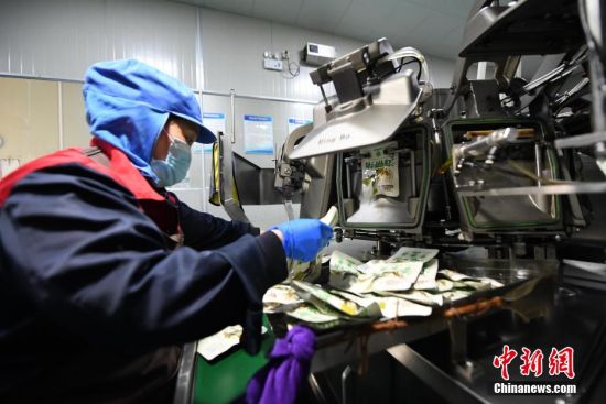 4月16日，福建省霞浦县一海带加工企业工人正在包装海带速食产品。中新社记者 王东明 摄 
