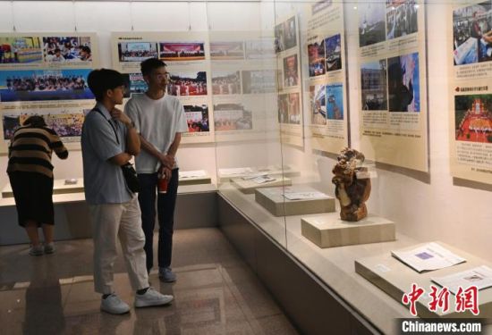 4月17日，福建福州，市民参观展览。中新社记者 吕明 摄