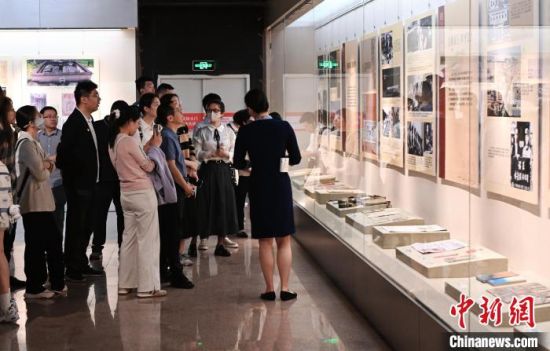 4月17日，福建福州，市民参观展览。中新社记者 吕明 摄