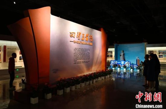 4月17日，福建福州，市民参观展览。中新社记者 吕明 摄