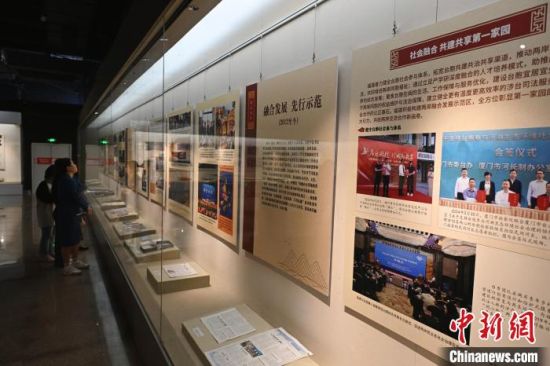 4月17日，福建福州，市民参观展览。中新社记者 吕明 摄