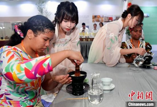 图为外国留学生在活动上体验宋代点茶。中新社记者 张斌 摄